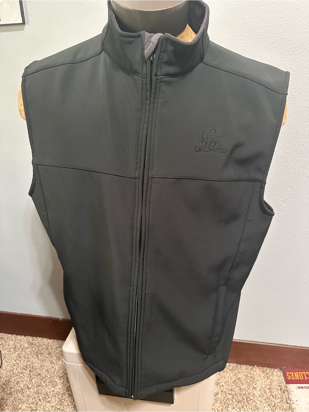 Ducks Unlimited Men's Large Black Softshell Vest